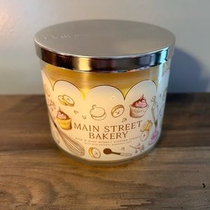 Bath and Body Works Main Street Bakery
3-Wick Candle 14.5 oz